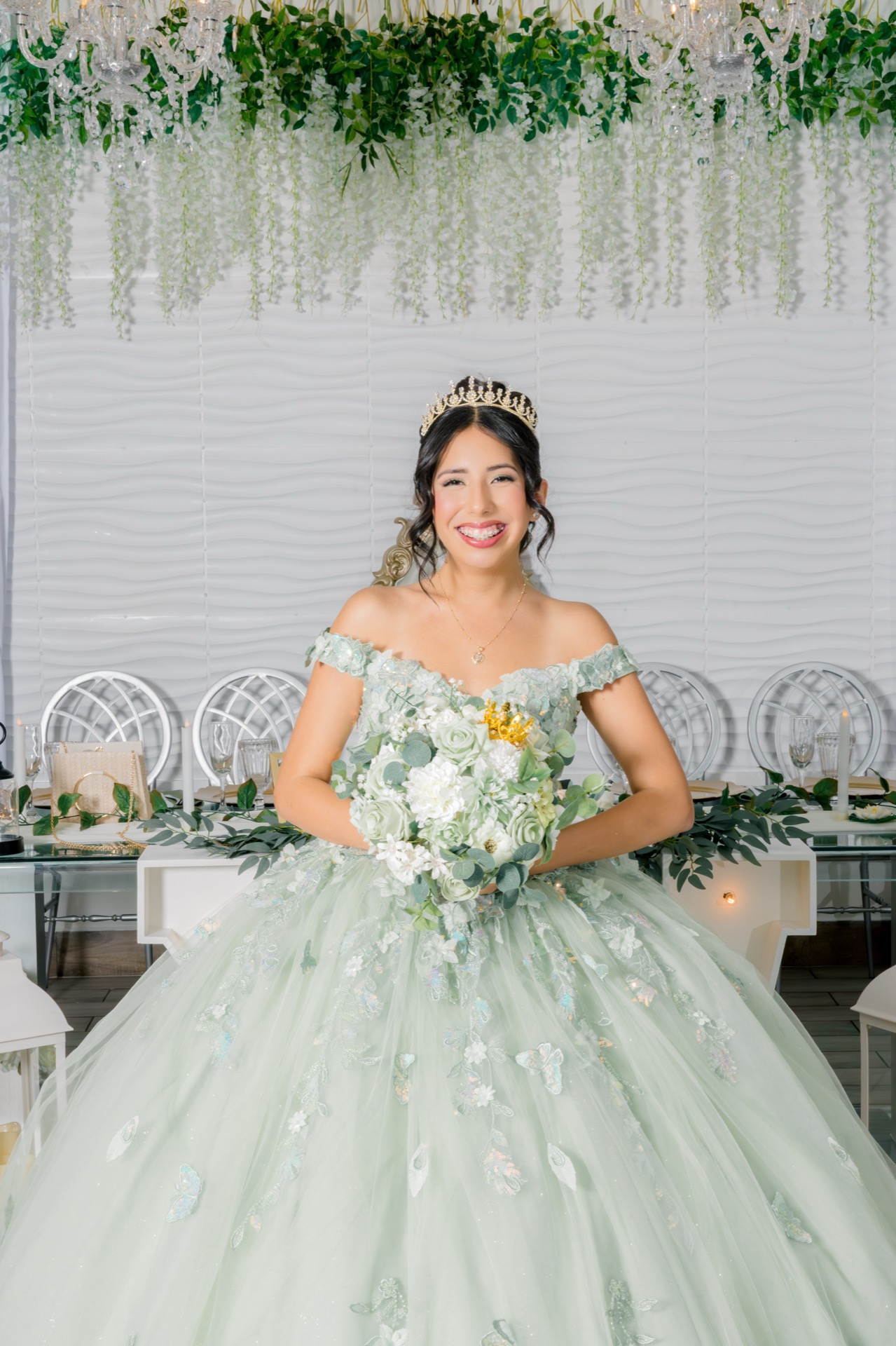 Quinceañera en vestido verde menta en Vive Banquet Hall — guía de costos 2025
